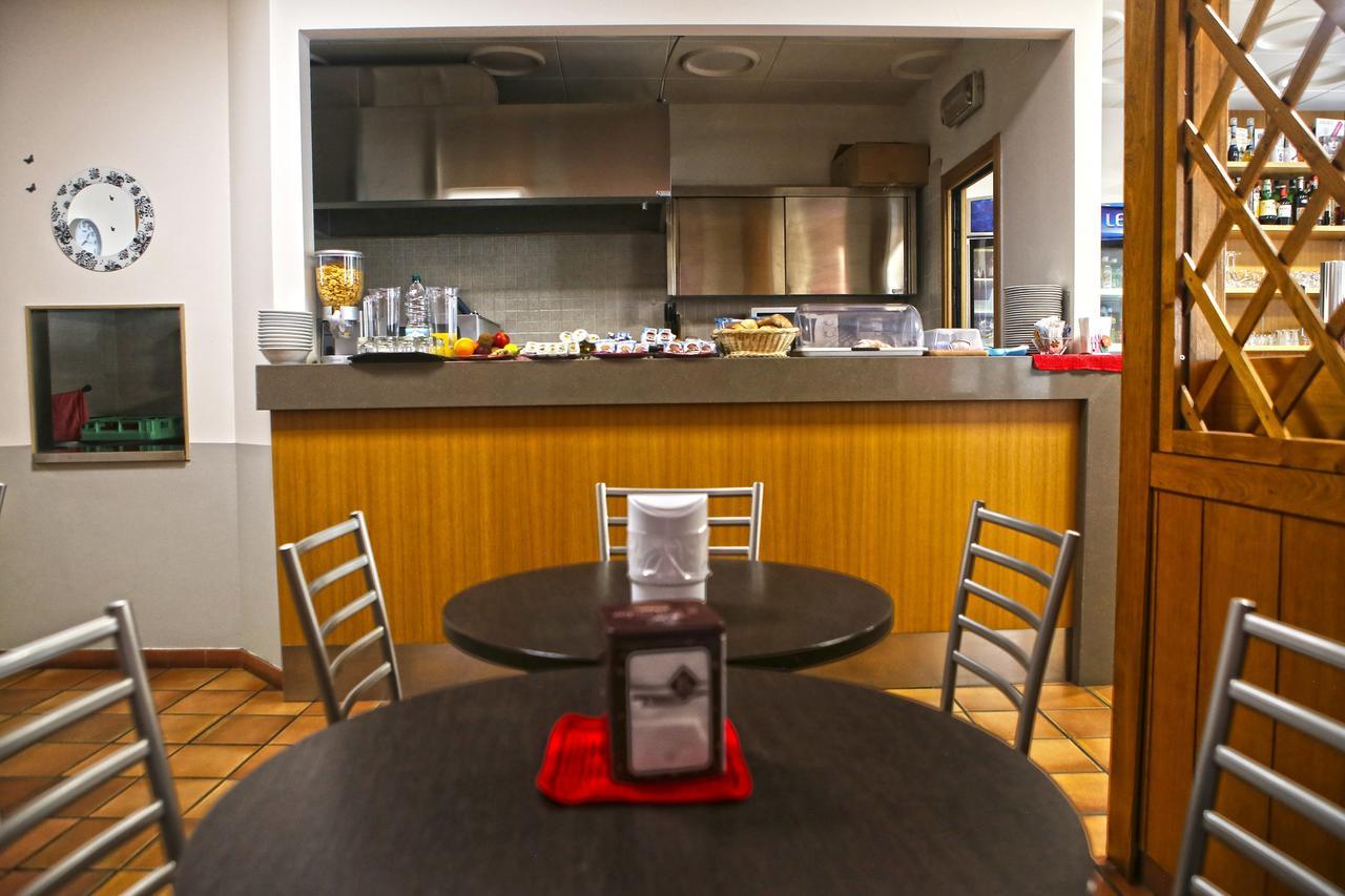 Albergo Gusmeroli ตีราโน ภายนอก รูปภาพ