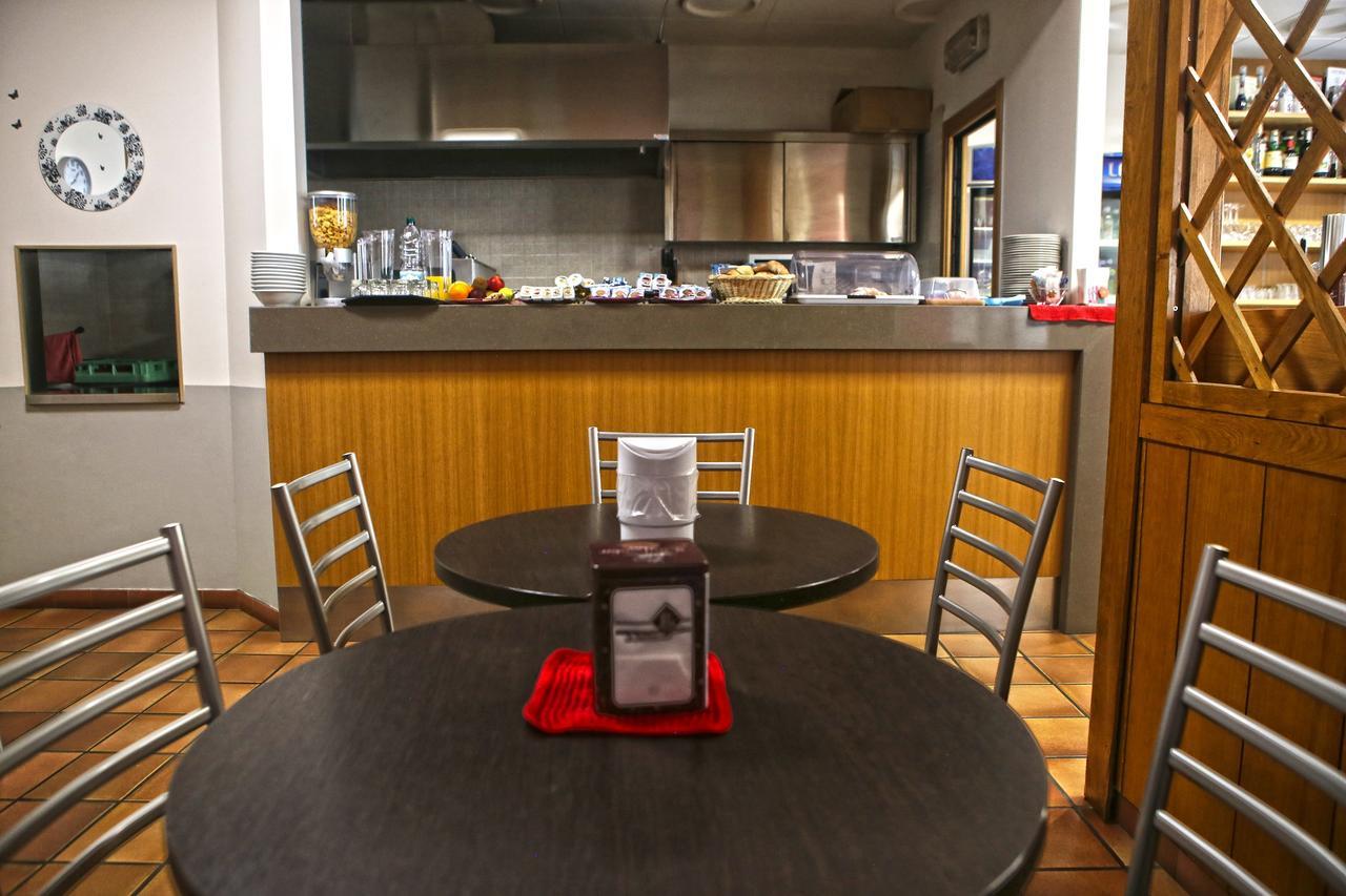 Albergo Gusmeroli ตีราโน ภายนอก รูปภาพ